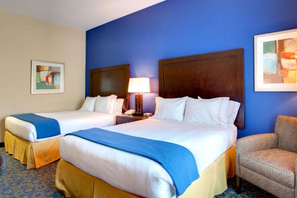 Holiday Inn Express & Suites LAKE ELSINORE